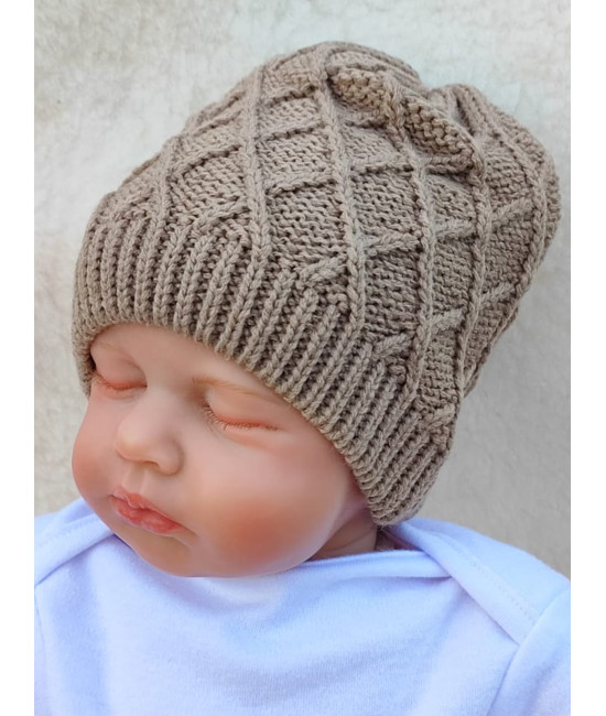 Вязаная шапочка Аран коса какао