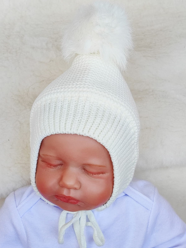 Вязаная шапочка Пушистик молочный помпон кролик
