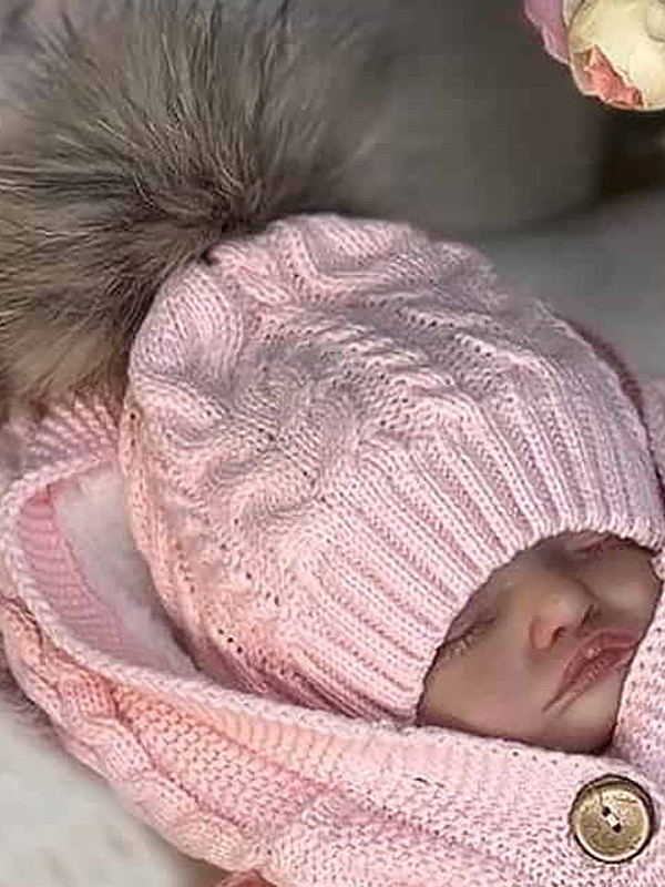 Вязаная шапочка Косы розовая помпон енот