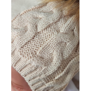 Вязаная шапочка Косички крем-брюле