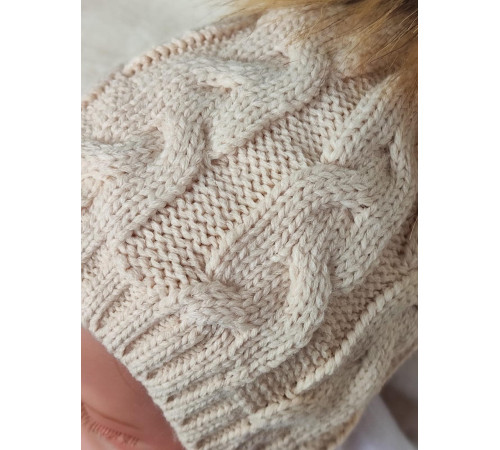 Вязаная шапочка Косички крем-брюле