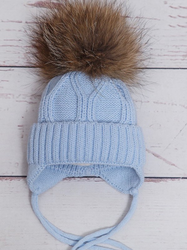 Вязаная шапочка Умка голубая помпон енот