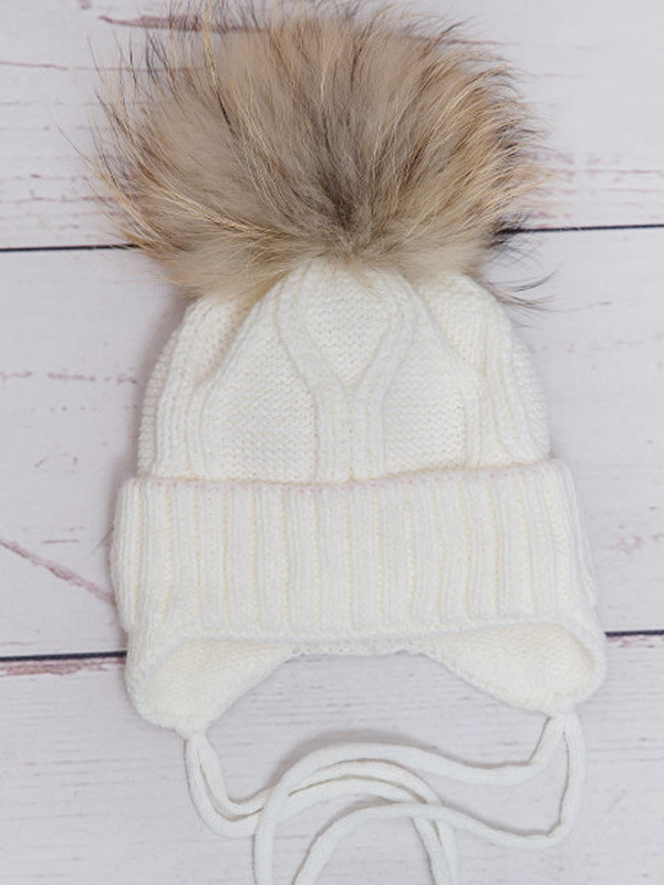 Вязаная шапочка Умка молочная помпон енот