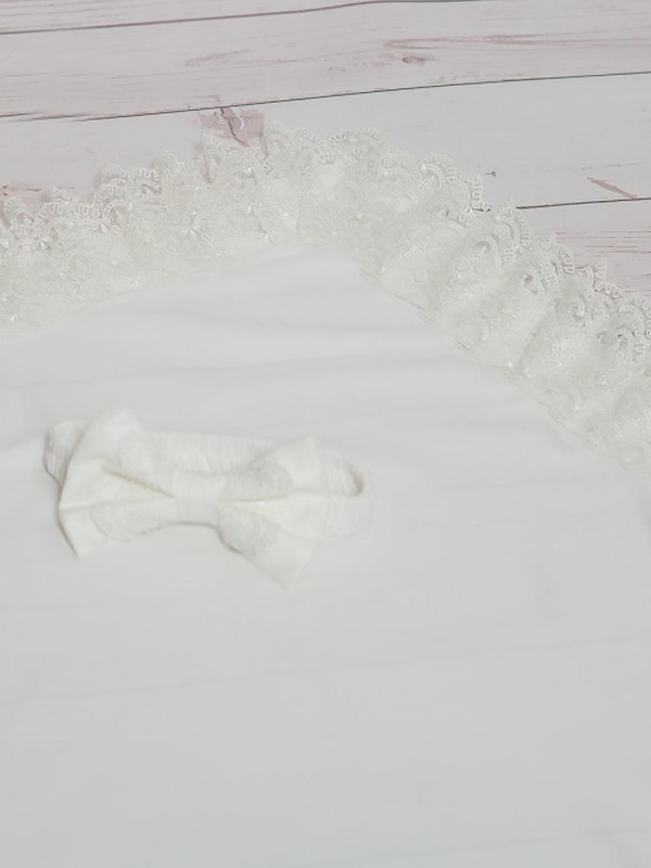 Уголок на выписку с поясом Бант молочный