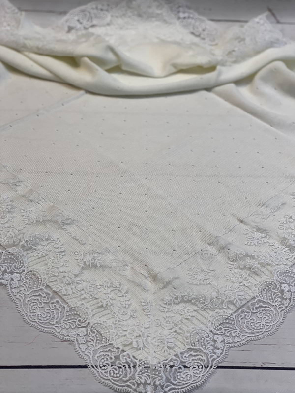 Вязаный плед Капелька с кружевом молочный