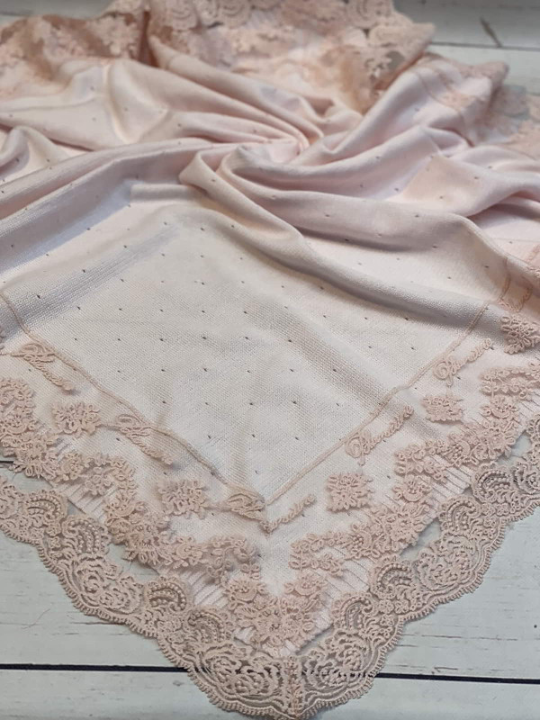 Вязаный плед Капелька с кружевом розовый