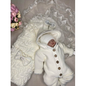 Вязаный комплект на выписку Коса-Мишка молочный