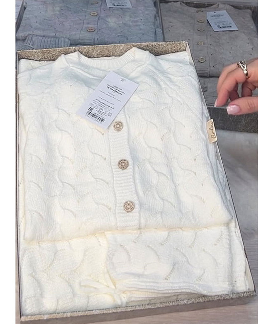 Вязаный комбинезон шапочка пинетки Нила белый и молочный